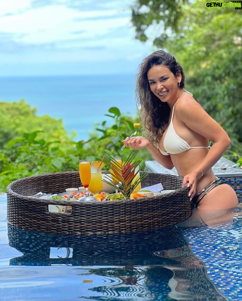 Jhendelyn Nuñez Instagram - Costa Rica #puravida 🇨🇷🤩 Mención especial a su gente: llegué y bastaron 2 horas para decir: “Que onda lo amables que son”, escuchas todo el tiempo “Con mucho gusto“, “pura vida” y así (Ojo, sin pedir nada a cambio). Realmente muy buena onda!.🙌🏻 Por último y no menos importante la estadía en @hotelmakanda , maravilloso !!! 😍 no me quería mover. Sus instalaciones, decoración, arquitectura, flora y fauna deslumbran 🐒🦋🤩 #costarica🇨🇷 #manuelantonio