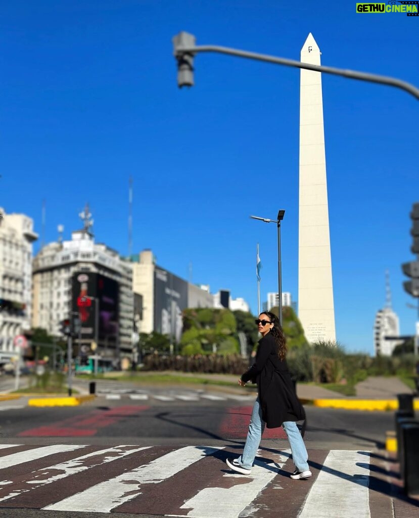 Jhendelyn Nuñez Instagram - 📸 #obeliscobuenosaires ( primera vez que me tomo una foto y había estado varias veces 😅) 📸 #santelmobuenosaires #solardefrench ( Primera vez visitándolo. Fuimos el domingo, había mucha gente por lo que no pudimos disfrutar mucho. Pero bien ondero el mercado, musica, comida y más 🤩 ah y los paraguas 😍 ) 📸 #corrientes ( les dejó como dato la obra que fuimos a ver y el precio. Tom, Dick & Harry. Divertida 😂 Valor: 11.000 pesos 🇨🇱 )