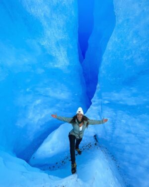 Jhendelyn Nuñez Instagram - Impresionante !!! Caminata sobre Glaciar Grey 😍🙌🏻 16.800 km2 de Campos de hielo Sur 
Equipada @andeslandchile 

#glaciargrey #patagonia #chile