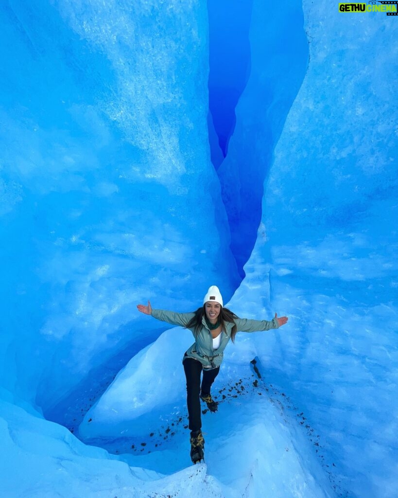 Jhendelyn Nuñez Instagram - Impresionante !!! Caminata sobre Glaciar Grey 😍🙌🏻 16.800 km2 de Campos de hielo Sur Equipada @andeslandchile #glaciargrey #patagonia #chile