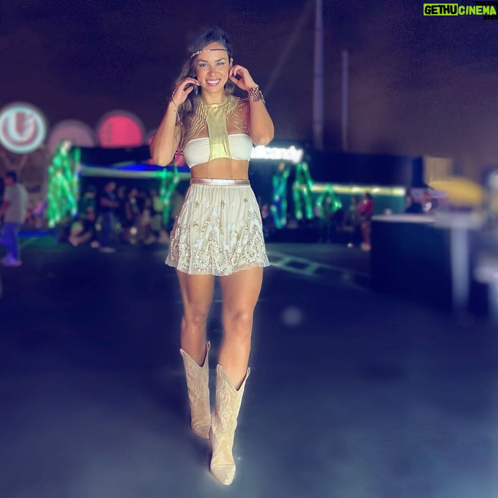 Jhendelyn Nuñez Instagram - Invitación flash para disfrutar del Ultra Music festival ! 🤩🎶 #perú #lima #ultrafestival #skyfestival