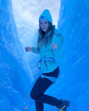 Jhendelyn Nuñez Instagram - Impresionante !!! Caminata sobre Glaciar Grey 😍🙌🏻 16.800 km2 de Campos de hielo Sur 
Equipada @andeslandchile 

#glaciargrey #patagonia #chile