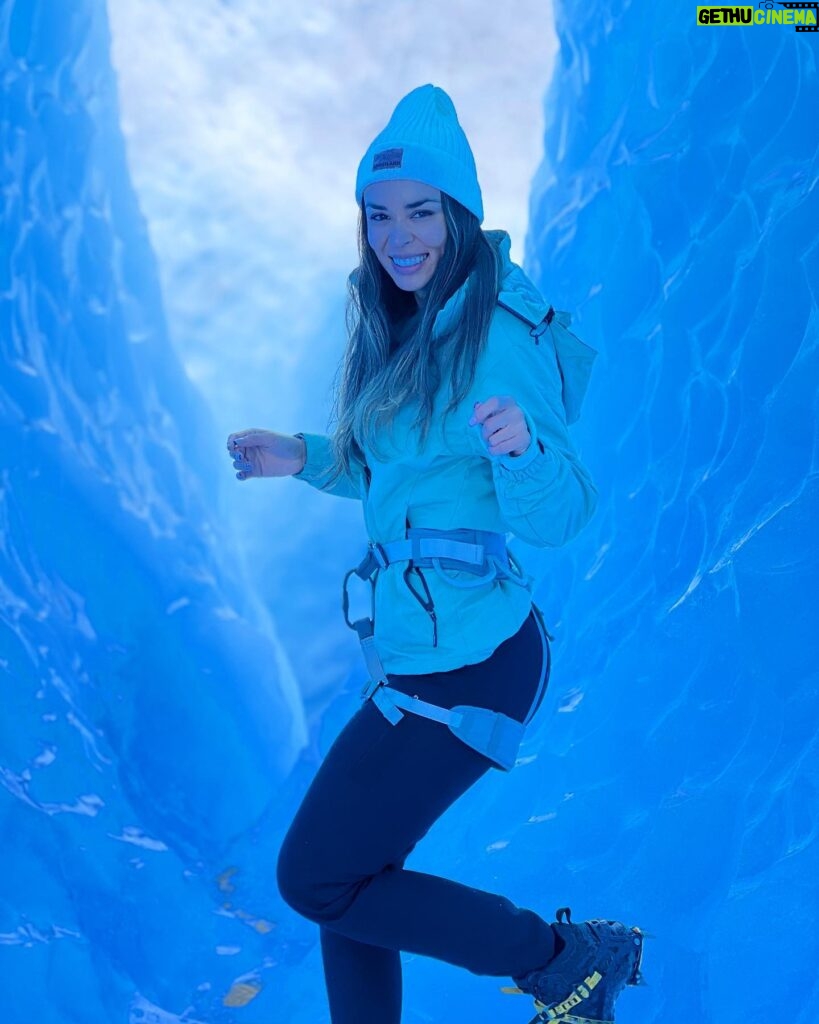 Jhendelyn Nuñez Instagram - Impresionante !!! Caminata sobre Glaciar Grey 😍🙌🏻 16.800 km2 de Campos de hielo Sur Equipada @andeslandchile #glaciargrey #patagonia #chile