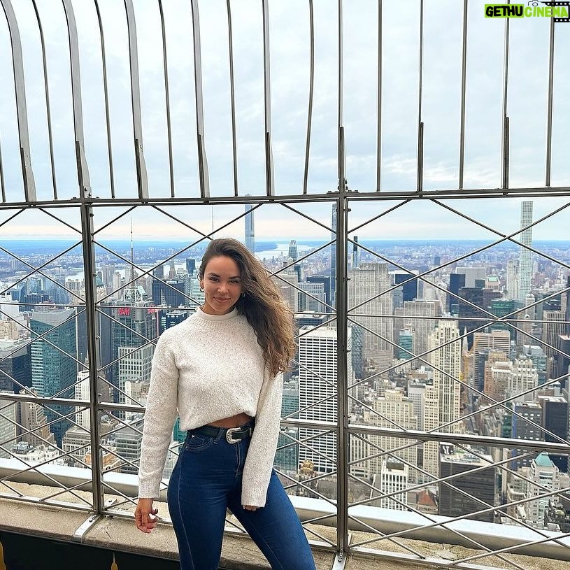 Jhendelyn Nuñez Instagram - Esta fue la última parada del viaje ! 🤩😍 Cómo les conté había venido hace algunos años, pero no conocía el Empire State y Central Park ! Hermosos ambos 🙌🏻 Dato: Por el retraso del vuelo llegamos sin maletas, pero habíamos dejado una al comienzo del viaje con ropa de invierno, yo antes de esto no tenía idea que se podían guardar. Así que 10/10 Usebounce.com Fueron 2 semanas y medias con fotos pa’ 3 meses 😂 Creo que ya les publiqué todos los datos, si tienen algún otro. Escríbame no más ❤️ #empirestatebuilding #centralpark #timesquare #newyork #eeuu🇺🇸