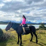 Jhendelyn Nuñez Instagram – Maravillada con los paisajes de la Patagonia 😍
Una mezcla perfecta de las 4 estaciones. ☀️ 🍁 ☔️ 🌺 
Acompañada de @skyairline donde vuelas en la flota más moderna de Sudamérica, que además es la más sustentable con el medio ambiente.

#patagonia #chile #villaserrano #cabalgata #bagual