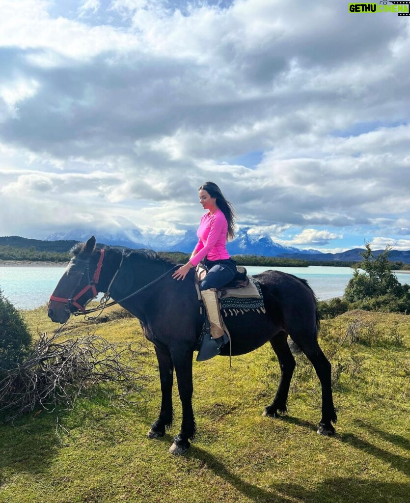 Jhendelyn Nuñez Instagram - Maravillada con los paisajes de la Patagonia 😍 Una mezcla perfecta de las 4 estaciones. ☀️ 🍁 ☔️ 🌺 Acompañada de @skyairline donde vuelas en la flota más moderna de Sudamérica, que además es la más sustentable con el medio ambiente. #patagonia #chile #villaserrano #cabalgata #bagual