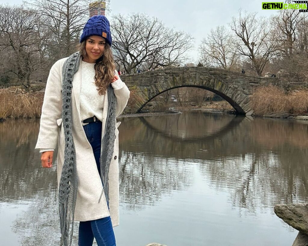 Jhendelyn Nuñez Instagram - Esta fue la última parada del viaje ! 🤩😍 Cómo les conté había venido hace algunos años, pero no conocía el Empire State y Central Park ! Hermosos ambos 🙌🏻 Dato: Por el retraso del vuelo llegamos sin maletas, pero habíamos dejado una al comienzo del viaje con ropa de invierno, yo antes de esto no tenía idea que se podían guardar. Así que 10/10 Usebounce.com Fueron 2 semanas y medias con fotos pa’ 3 meses 😂 Creo que ya les publiqué todos los datos, si tienen algún otro. Escríbame no más ❤️ #empirestatebuilding #centralpark #timesquare #newyork #eeuu🇺🇸