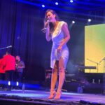 Jhendelyn Nuñez Instagram - Temporada de eventos empresas y festivales municipales 🎉😍 Si bien me gusta trabajar en contenido digital, no hay comparación con tener contacto directo con el público 👨‍👩‍👧‍👦. Amo, son mis favoritos 😍🙌🏻🎤 Segunda jornada 🤩 Aniversario N180, Tocopilla ❤️ Gracias por todo, espero volver a verlos 😘 #eventos #municipalidad #aniversario #tocopilla