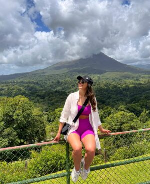 Jhendelyn Nuñez Instagram - Hola #costarica 🇨🇷 👋
Maravillada con tanto verde 🌳 
Dejen sus datitos, los que ya conoce 🙏😀

📸 Hoy #lafortunacostarica 😃
#puentescolgantes #hangingbridge #misticoarenalhangingbridgespark #skyadventure #volcanarenal #manodelarenal