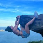 Jhendelyn Nuñez Instagram - Un trekking hermoso (selvático) para llegar a la #pedradotelegrafo Lo recomiendo 100% para los que les gusta el cerrito 💪😍 La espera para la famosa foto te corta un poco, pero ya estábamos ahí jijij Ah y para los que no conocen, abajo hay una piedra y pasto 😅 se ve peligroso, pero no 😃 #brasil #riodejaneiro #trekking