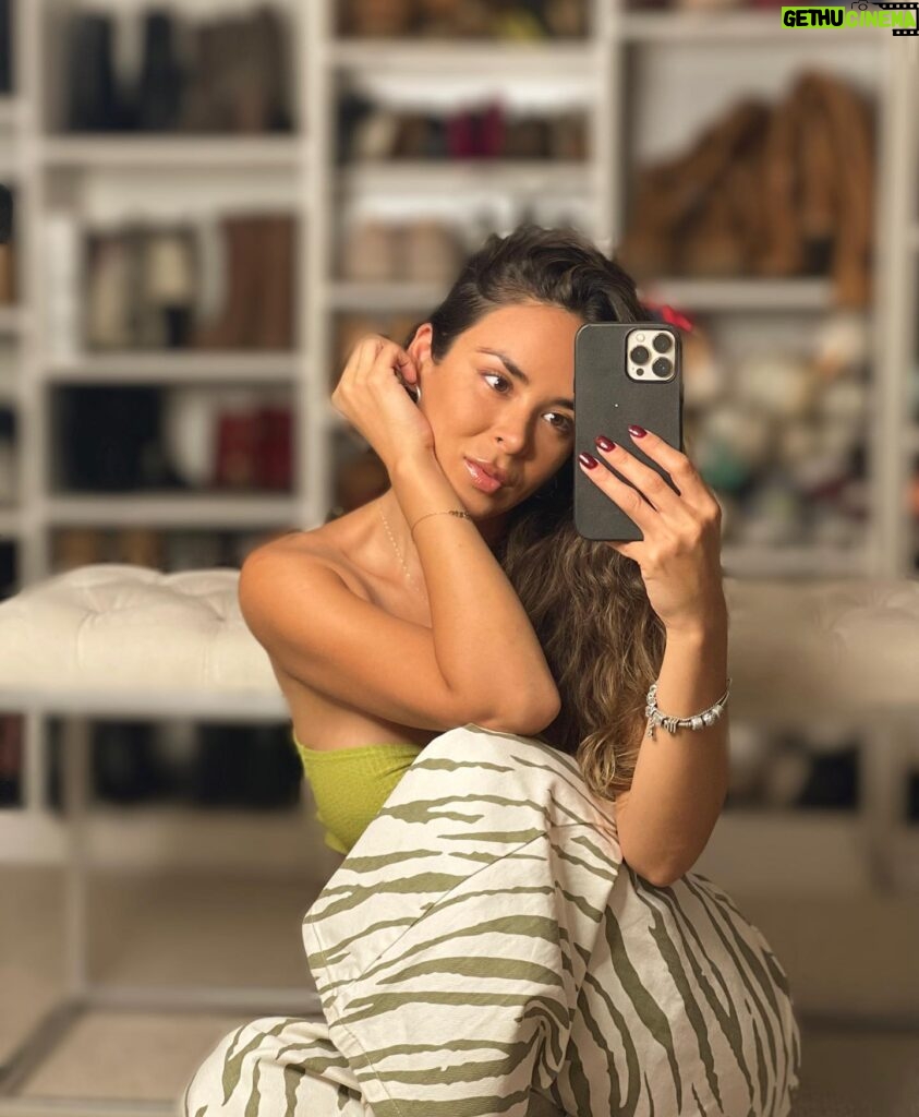 Jhendelyn Nuñez Instagram - Que tengan un lindo fin de semana largo 💚