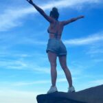 Jhendelyn Nuñez Instagram - Un trekking hermoso (selvático) para llegar a la #pedradotelegrafo Lo recomiendo 100% para los que les gusta el cerrito 💪😍 La espera para la famosa foto te corta un poco, pero ya estábamos ahí jijij Ah y para los que no conocen, abajo hay una piedra y pasto 😅 se ve peligroso, pero no 😃 #brasil #riodejaneiro #trekking