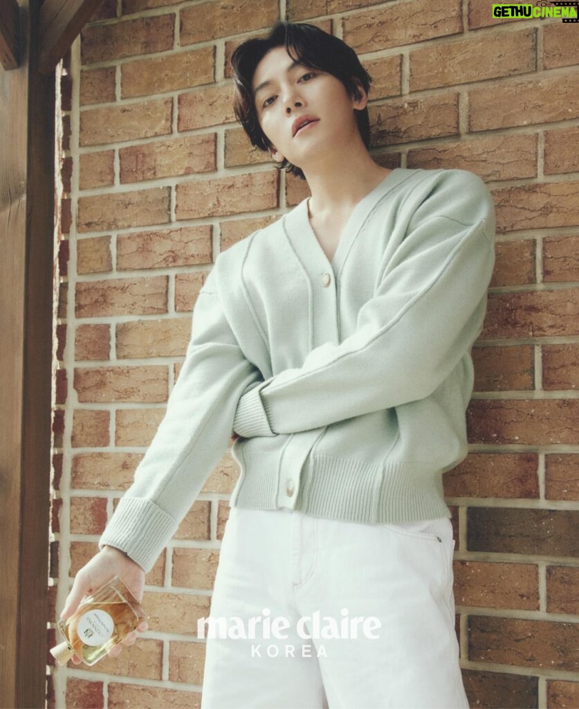 Ji Chang-wook Instagram - 월화수목금토일 향기롭게🌹 @atkinsons1799.london @marieclairekorea