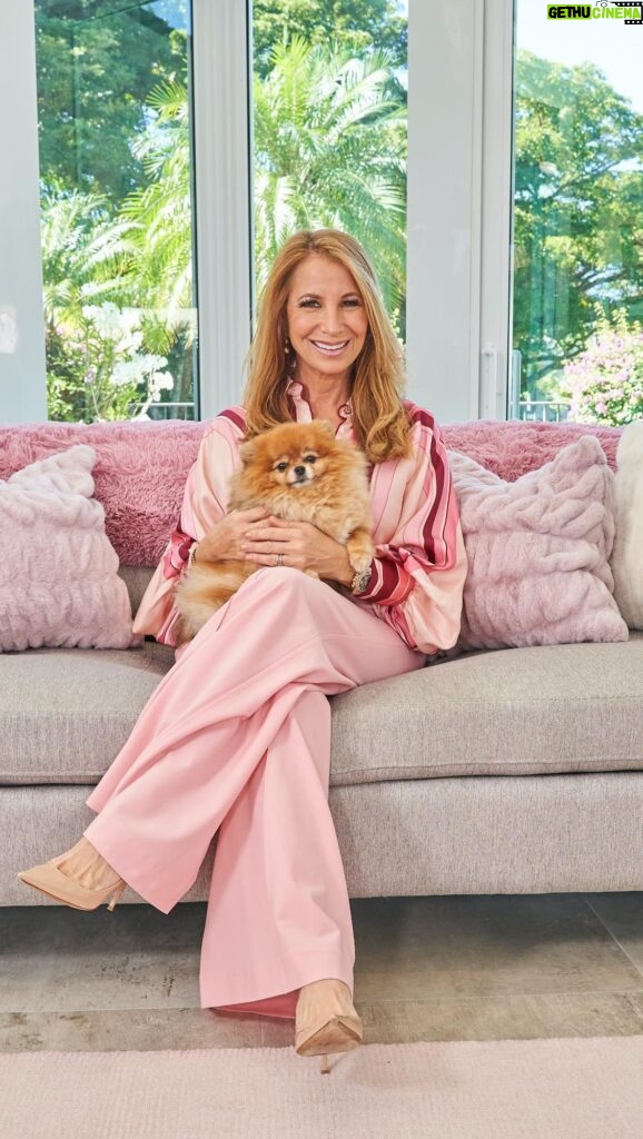 Jill Zarin Instagram - Happy Sunday everybody! Here are a few shots from my before and afters from my major house renovations! 😍🌴 I am so happy with how everything came out! Grateful for the incredible team who helped me build and design my dream home! Of course there are @jillzarinhome rugs, and @shopjillandally candles all around the house! 🏡 #reno #construction #beforeandafter #dreamhome #boca #fl #homesweethome