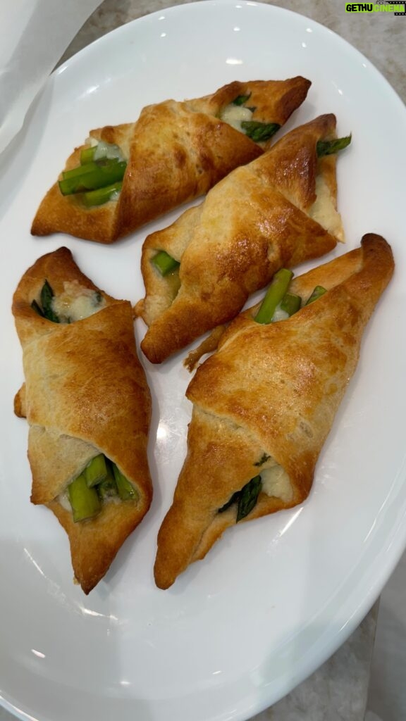 Jill Zarin Instagram - Asparagus puff pastry with Boursin cheese! Delicious!! 🤤 Simple and easy to make for a snack or appetizer! Made with love of course! I cant wait to share some of my homemade passover dishes with everyone! Stay tuned 👩🏼‍🍳🤍 Ingredients: asparagus, egg, Boursin cheese, pastry dough, boiled water, parm or mozzarella. Comment below on some dishes you would like to see me make! #easyrecepies #chefjill #boca #athomecooking