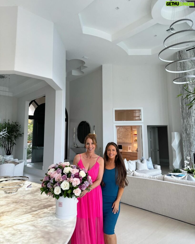 Jill Zarin Instagram - Thank you so much @lexandroses for partnering with me and @lovely.laceee these are STUNNING! Everyone please go to their website and get these beautiful arrangement’s! They’re located in Miami! 💐🌸🌼 Check them out!