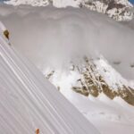 Jimmy Chin Instagram – Ever wonder what it looks like snowboarding on the North Face of Everest? Well here you go. @stephen_koch surfing the north shore of Everest at 23,000ft.
⁣
Chomolungma // Everest 2003