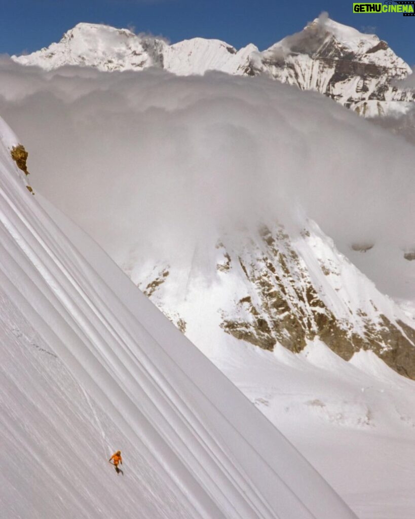 Jimmy Chin Instagram - Ever wonder what it looks like snowboarding on the North Face of Everest? Well here you go. @stephen_koch surfing the north shore of Everest at 23,000ft. ⁣ Chomolungma // Everest 2003