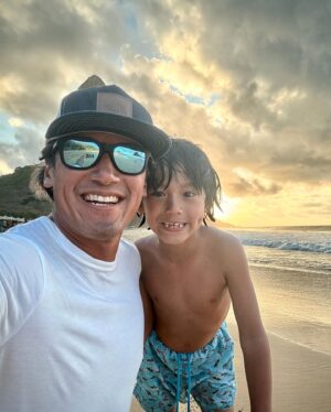 Jimmy Chin Instagram - Fam time is the best time…

Happy New Year from Brazil! Sending much love and gratitude from the southern hemisphere ❤️🙏🏼

James and Marina have officially begun training to hang w uncle @paulnicklen and auntie @mitty! Stoke is high…

Marina got her open water cert and James…well James got his always game for anything trying to keep up w his sis certification 😂

@chaivasarhelyi
