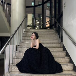 Jin Ji-hee Instagram - #2023서울드라마어워즈 다녀왔습니다❤️‍🔥

오늘도 사람 한 명 만들어주셔서 감사합니다💕
@hair_sun 
@tuddltuddl
@민형언니
@cjes.tagram