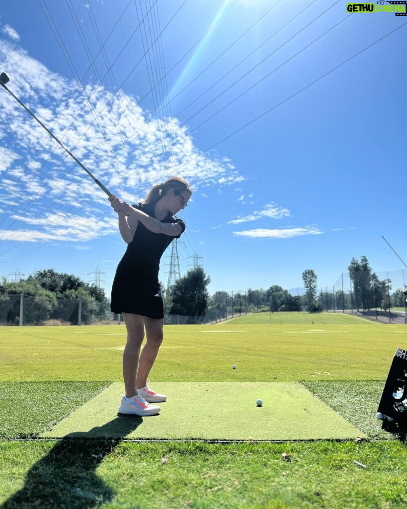 Jinger Vuolo Instagram - Next challenge: golf. I hear it’s hard 😬