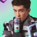 João Guilherme Ávila Instagram - Quem aí já provou a K-Wave feita especialmente para o kpopers? Essa belezinha já está disponível para vocês em todos os mercados do Brasil e tô feliz demais em estar com a @cocacola_br em mais uma versão limitada (e gelada) para vocês 💜 #CocaColaKWave #CocaColaCreations #publicidade