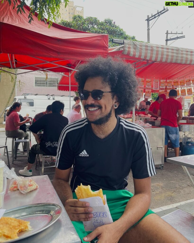 João Luiz Pedrosa Instagram - dia de feira e samba no pé 🇧🇷