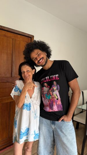 João Luiz Pedrosa Instagram - A REÇÃO DELA VENDO A CAMISETA: geeeente! quem aí quer uma camisa dessa, já vou lançar a marca hahahah 🤣
