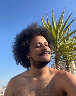 João Luiz Pedrosa Instagram - ✨ uma foto olhando pro lado pra imprimir uma certa naturalidade e outra com uma cara de bravo que na verdade era sensibilidade ao sol ✨