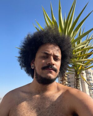 João Luiz Pedrosa Instagram - ✨ uma foto olhando pro lado pra imprimir uma certa naturalidade e outra com uma cara de bravo que na verdade era sensibilidade ao sol ✨