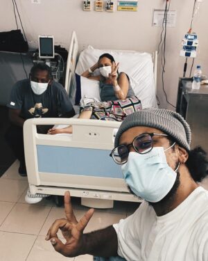 João Luiz Pedrosa Instagram - SEIS MESES DO TRANSPLANTE RENAL DA MINHA MÃE 🥹 
Vibrando sempre o melhor de tudo com sua energia e força, mãe! Nossa família ganhou um novo membro e ele é o mais querido de todos - hahaha 

Muito simbólico essa data pra gente, sobretudo na semana do Dia Mundial do Rim, data criada para dar importância ao cuidado renal e prevenção de doenças. 

#VivaOSus ❤️