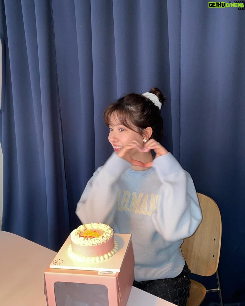 Jo Soo-min Instagram - 이제야 올리는 생일…🎂❤️ 축하해주신 분들 모두 너무 너무 감사드려용😊🤗🧚🏻‍♀️ 덕분에 행복한 생일이었어요🌞 #birthdaygirl 💐