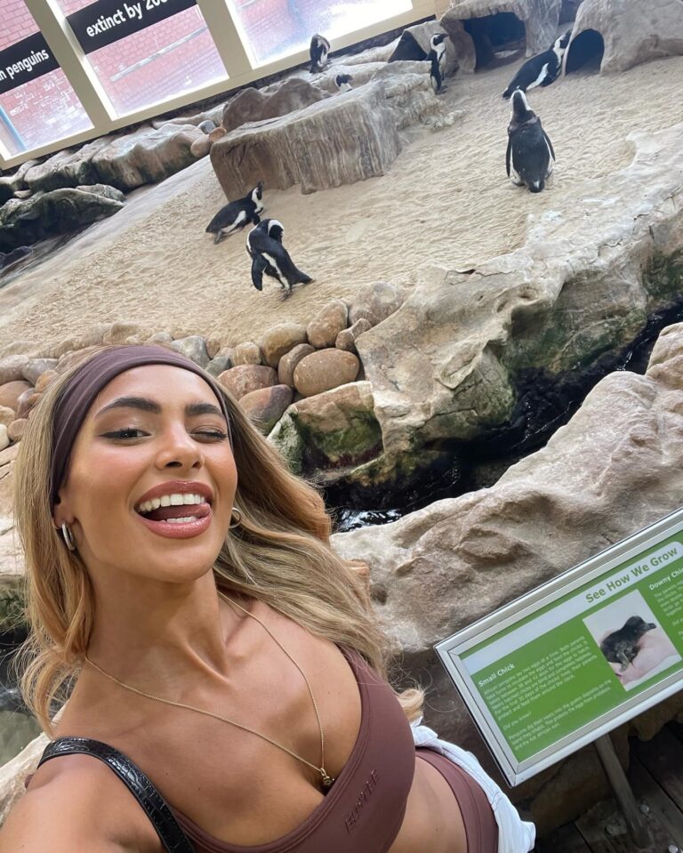 Joanna Chimonides Instagram - The best week with the best girls 🥹❤️ before having no phone, we went to the aquarium and had the funniest day!! 😂👏🏻