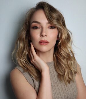 Jodie Comer Instagram - Bikeriders press is officially underway which means hanging out with my two biggest hype men. @hungvanngo & @harryjoshhair #agurlneedshergays

Bikeriders in theatres June 21st!