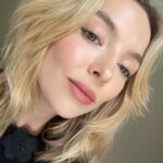 Jodie Comer Instagram - Keeping my skin hydrated in the heat with my Radiant Resilience Moisturizer from @noblepanacea. With its active ingredients and long lasting hydration, this is my everyday go to product! Kitchen cuts with @sammcknight1 round 2! ✂️
