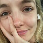 Jodie Comer Instagram - 1: Receiving the good news… 2: The good news!!! ❤️🗽❤️👩🏼‍⚖️❤️👚❤️ I am so honoured to play a part in the telling of this story and beyond thrilled that next week isn’t the end. It means so much to see and hear so many of your positive responses. Thank you to all of you who have supported the show and a special shout out to those who have travelled thousands of miles, now it’s our turn. I love you Tess, we’re going to BROADWAY! Thank YOU @jrbierman you really are the best there is. X @estreetprods #primafacieplay