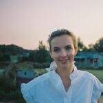 Jodie Comer Instagram - I’ve never recognised myself in a photograph more than this one. That definitely has everything to do with the person holding the camera. This is me. 🙋🏼‍♀️ 🦙 💛 🎞