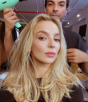 Jodie Comer Instagram - When you find @harryjoshhair & @hungvanngo you never let them go. 🧚🏼‍♂️ Exciting day with more to come! X