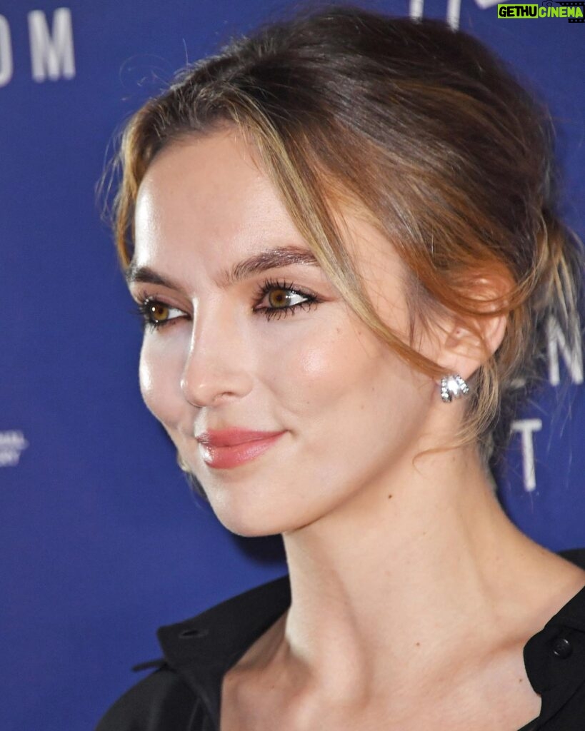 Jodie Comer Instagram - So lovely to attend the premier last night of our beautiful film #TheEndWeStartFrom out in the UK on 19th a January. X 📸 @davebenett