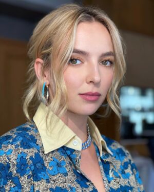 Jodie Comer Instagram - I’ll stop with my big head selfies now my grid is even 🥴😬 

But seriously, a huge thank you to everyone who has looked after me this week when promoting our lovely film @freeguymovie. It’s been so much fun and that’s down to all of you! 13th AUGUST - GET YOUR TICKETS! 

Today’s dream team:
@babskymakeup 
@patrickwilson 
@elizabethsaltzman 
@nailsbymh

💙