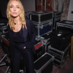 Jodie Comer Instagram - With the band ✌🏻💥 Photography: @tomcraig Make up: @babskymakeup Hair : @sammcknight1 Nails : @rebeccajadewilson_nails Styling : @elizabethsaltzman @gabrielahearst @vrwpublicity @noblepanacea #noblepanacea Thank you @bafta for a lovely evening and congratulations to all the winners! X