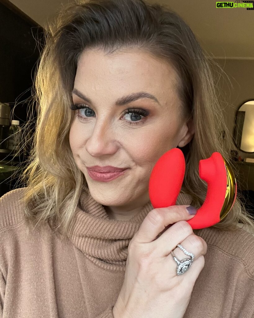 Jodie Sweetin Instagram - Cheers to self-pleasure in 2024! I'm hooking you all up with toys this Valentine's Day. Everyone who signs up will win either a @bellesaco toy or an exclusive discount! #ad   All you have to do is click the link in my bio & drop your email to sign up. 100% discreet shipping & billing. Tag someone who deserves a 🌶️ toy!   Whether you're celebrating solo or partnered, get the MOST out of your Valentine's Day with these treats from @bellesaco! This year is stressful enough... enjoy yourself. Seriously... haha...
