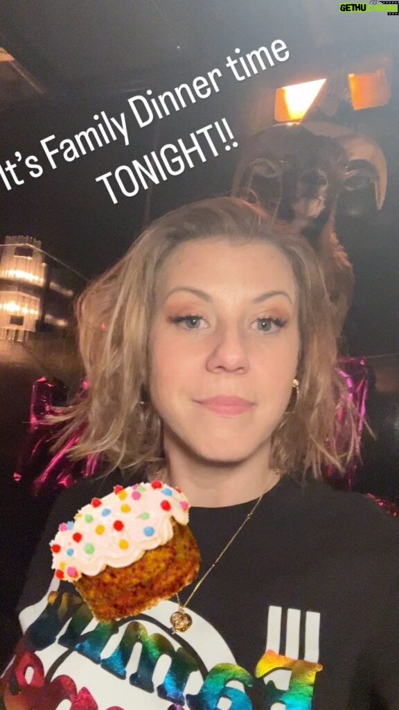 Jodie Sweetin Instagram - It’s dinner time, Fam!! Games, giveaways and fun to be had tonight!!