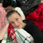 Jodie Sweetin Instagram - In my mountain of Minky! These @minkycouture blankets have been my go-to obsession this season. 👏 They are so luxurious and comfy that I had to get more because my girls kept stealing them! 🫣 Use code: JODIE55 for 55% off any full-priced blankets. Don’t wait, this offer expires on 1/31!
