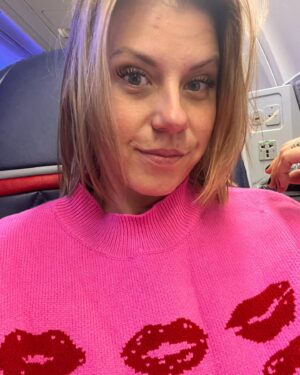 Jodie Sweetin Instagram - Off to 90’s Con! I hear this is gonna be a fun weekend! Looking forward to meeting some fans out in Hartford Connecticut!! 

And oh yeah… i got a hair cut ❤️❤️
I am LOVING IT! Thank you @annamariaorzano for always making me (and my hair) feel fabulous! 

Also… thank you to @alfred coffee for the reminder about first things first. 
Coffee first… then we deal with the rest.