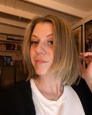 Jodie Sweetin Instagram - Off to 90’s Con! I hear this is gonna be a fun weekend! Looking forward to meeting some fans out in Hartford Connecticut!! 

And oh yeah… i got a hair cut ❤️❤️
I am LOVING IT! Thank you @annamariaorzano for always making me (and my hair) feel fabulous! 

Also… thank you to @alfred coffee for the reminder about first things first. 
Coffee first… then we deal with the rest.