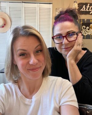 Jodie Sweetin Instagram - Off to 90’s Con! I hear this is gonna be a fun weekend! Looking forward to meeting some fans out in Hartford Connecticut!! 

And oh yeah… i got a hair cut ❤️❤️
I am LOVING IT! Thank you @annamariaorzano for always making me (and my hair) feel fabulous! 

Also… thank you to @alfred coffee for the reminder about first things first. 
Coffee first… then we deal with the rest.
