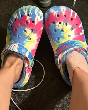 Jodie Sweetin Instagram - Woo hoo! The cast is off and I’m toddling around like a 2 year old.
Literally… baby steps. 

(Scroll through to see my bionic foot)