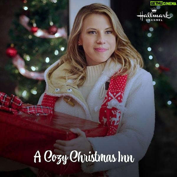 Jodie Sweetin Instagram - TONIGHT! Don’t forget to tune in to #ACozyChristmasInn at 8/7c on the @hallmarkchannel to start the holiday season off right. 💫