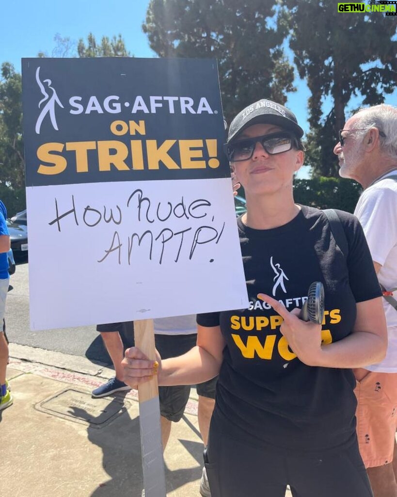 Jodie Sweetin Instagram - #sagaftra #unionstrong #wga #solidarity @kimmoffat @yolakin @sagaftra @wgawest